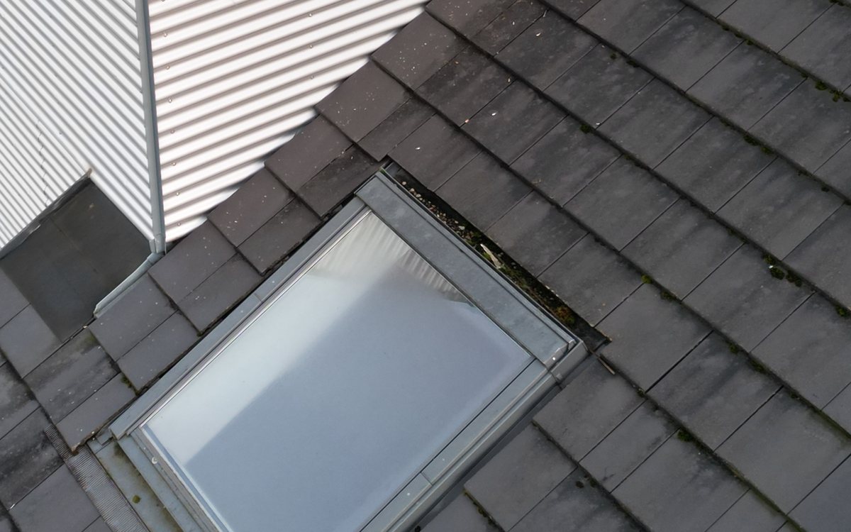 Dachfenster in einem Ziegeldach, Bauer Bedachungen