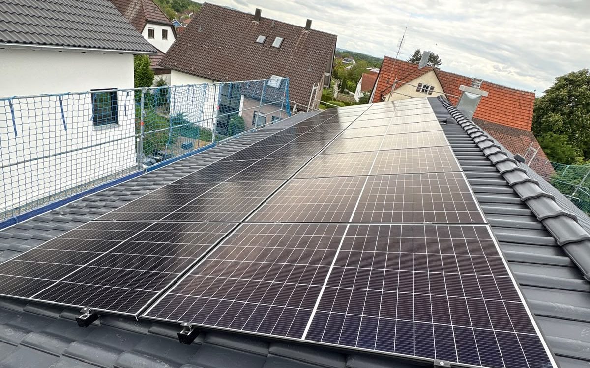Photovoltaikanlage auf einem Ziegeldach, Bauer Bedachungen