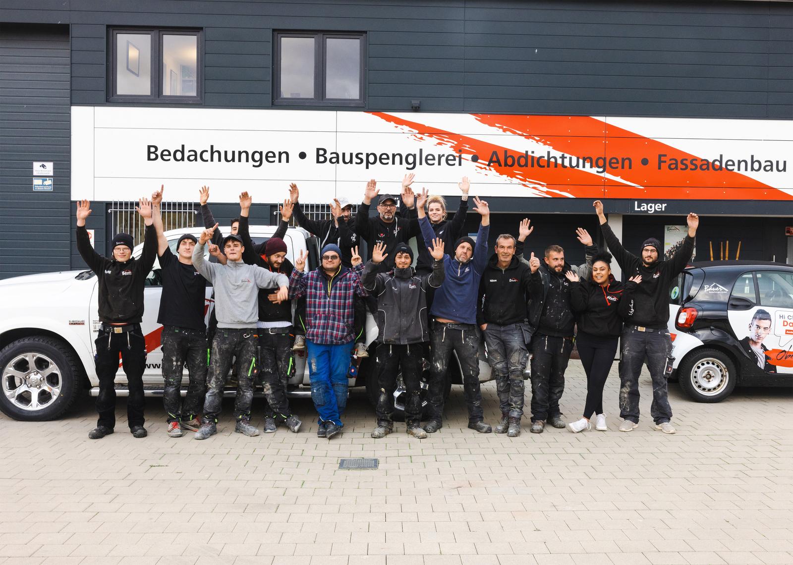 Die Mannschaft von Bauer Bedachungen vor dem Betriebsgebäude in Laichingen